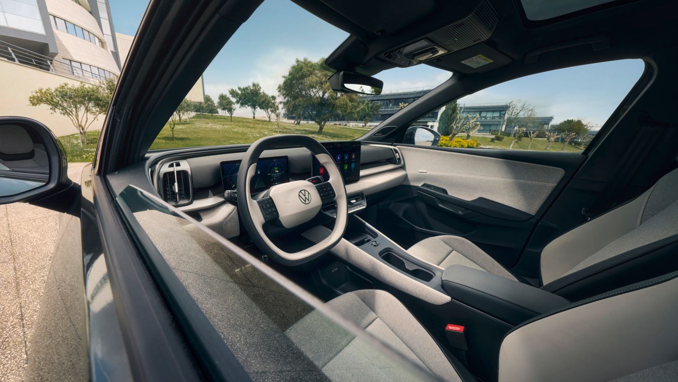 Pohľad cez bočné okno na volant a vnútorný priestor VW ID. Cross.