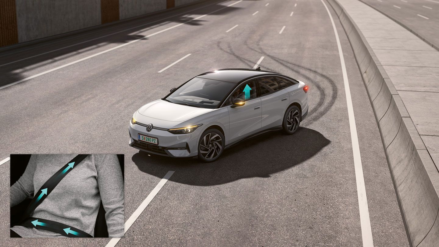 Volkswagen stojí na diaľnici a za vozidlom sú viditeľné brzdné stopy pneumatík. V spodnom ľavom rohu je detail na zapnutý bezpečnostný pás, na ktorom šípky naznačujú pritiahnutie v prípade kritickej situácie. Vozidlo má čiernu sklenenú panoramatickú strechu a moderný dizajn.
