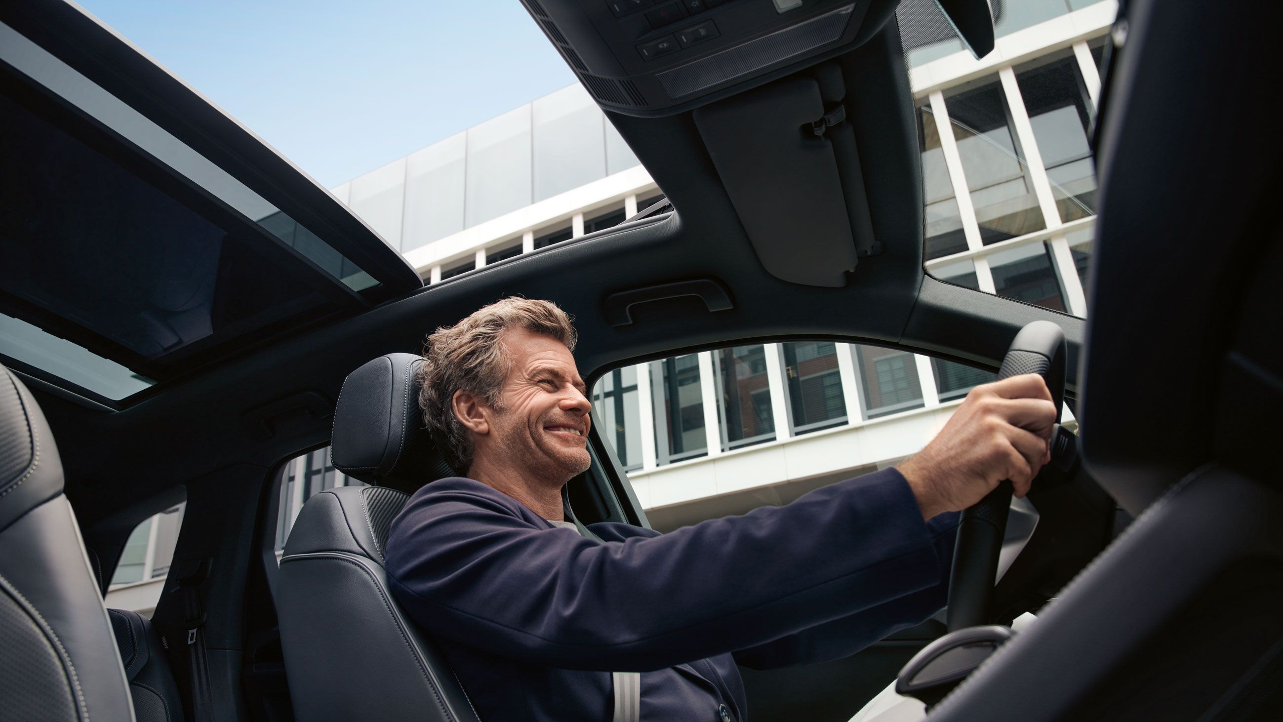 Pohľad cez panoramatickú strechu Volkswagen Touareg