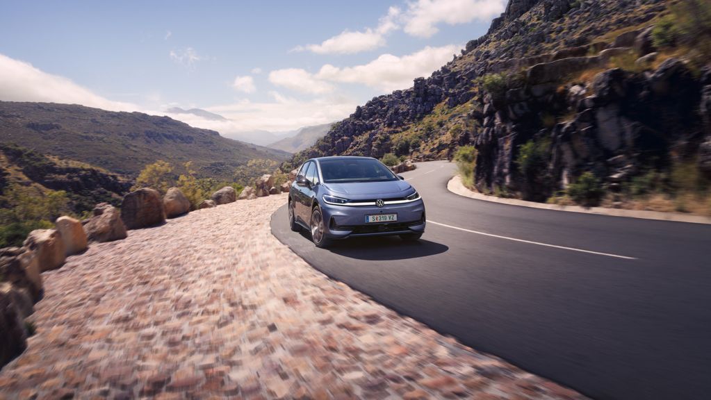 Modrý VW ID.3 Neo jazdí po kľukatej horskej ceste.