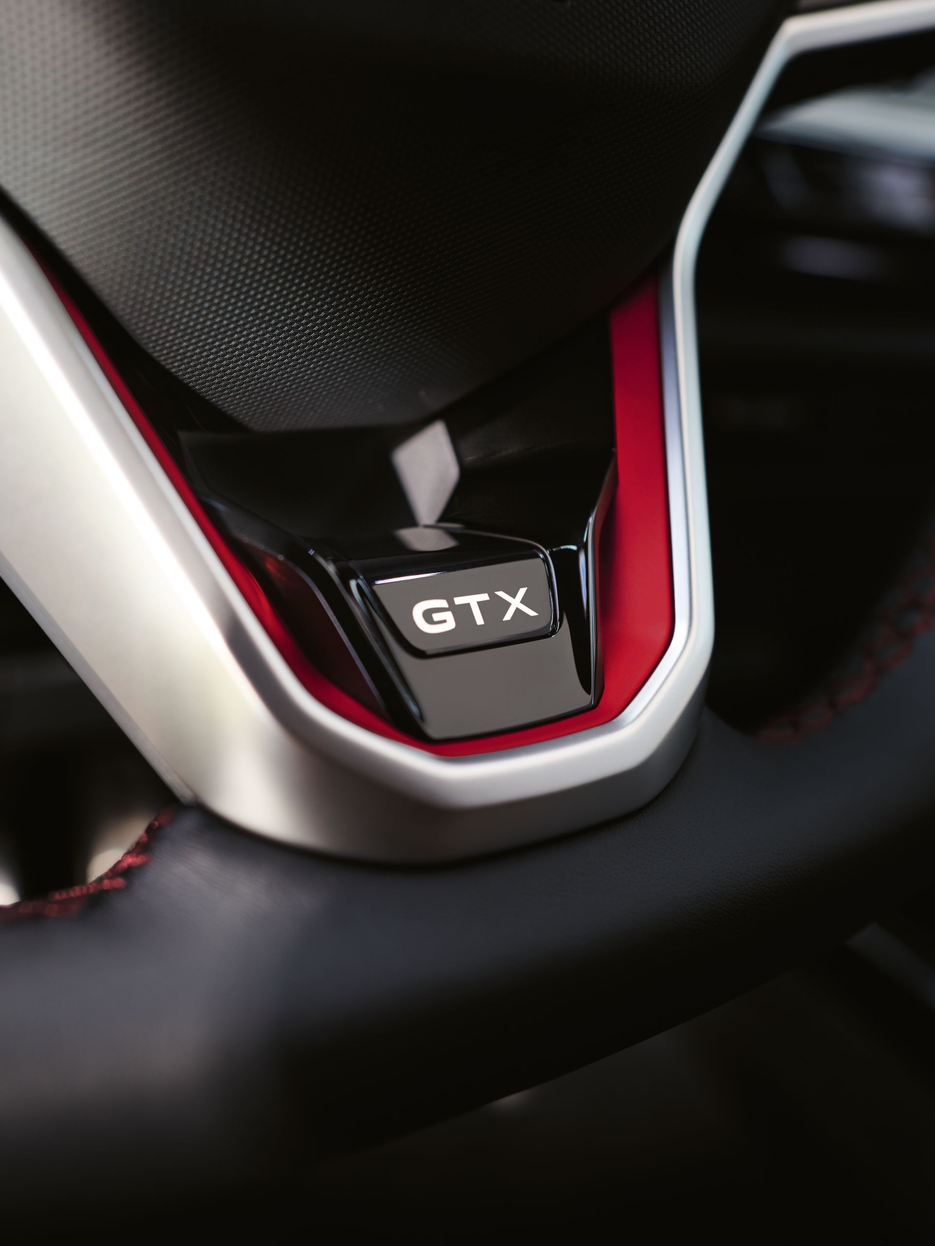 Logo GTX na volante červeného VW ID.5 GTX.