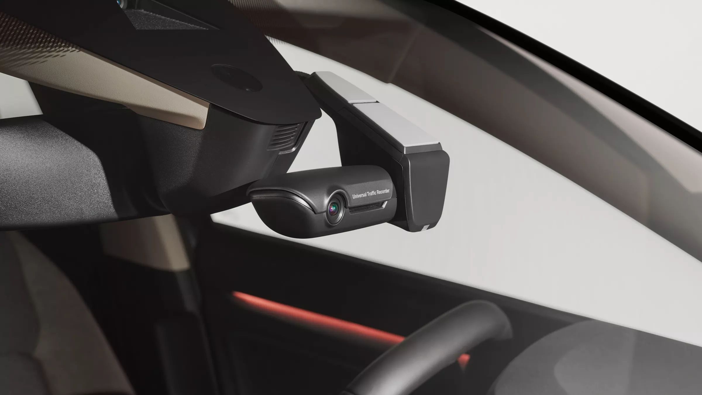 Univerzálna palubná kamera 2 z Originálneho príslušenstva Volkswagen namontovaná na spätnom zrkadle vozidla VW – príslušenstvo pre automobily.