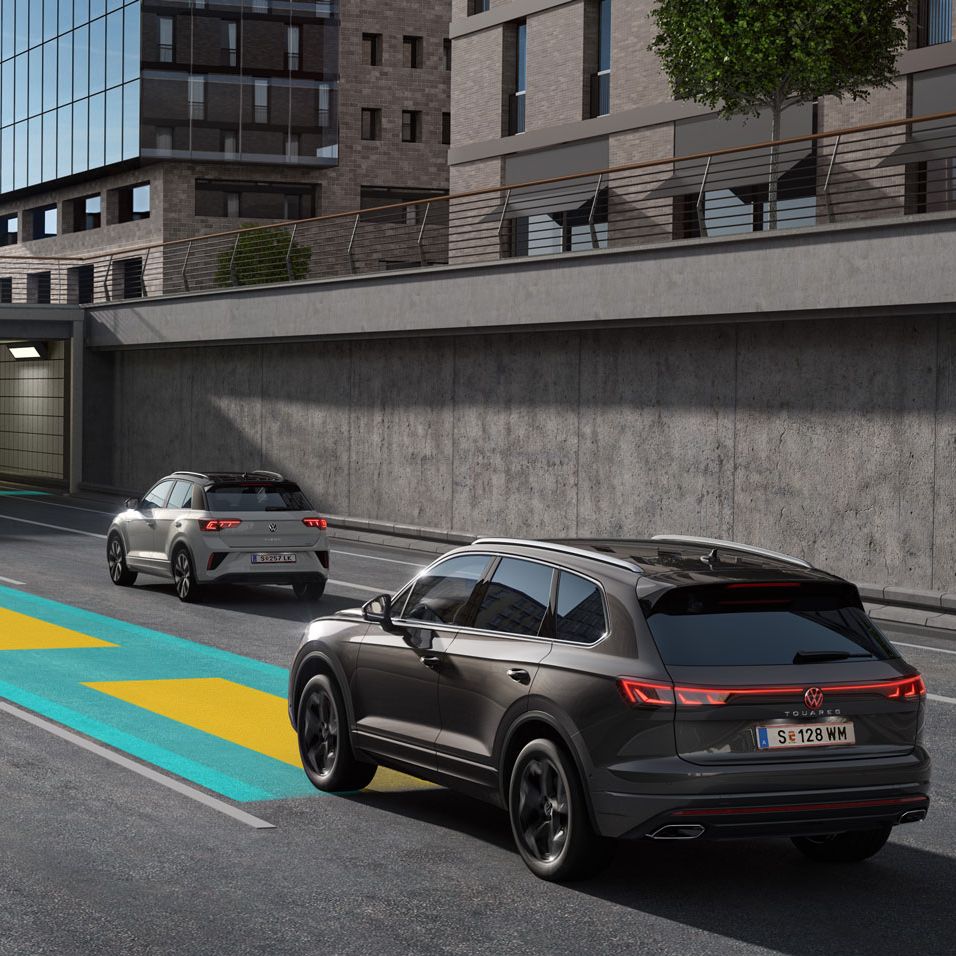 VW Volkswagen Touareg jazdí po diaľnici smerom do tunela. Grafika zobrazuje fungovanie systému Travel Assist.