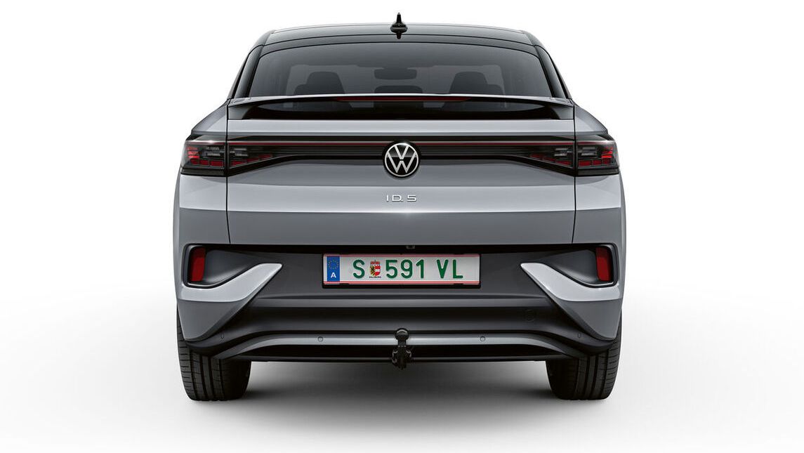 Zadná časť šedého elektrického auta Volkswagen ID.5. Auto je zobrazené na bielom podklade.