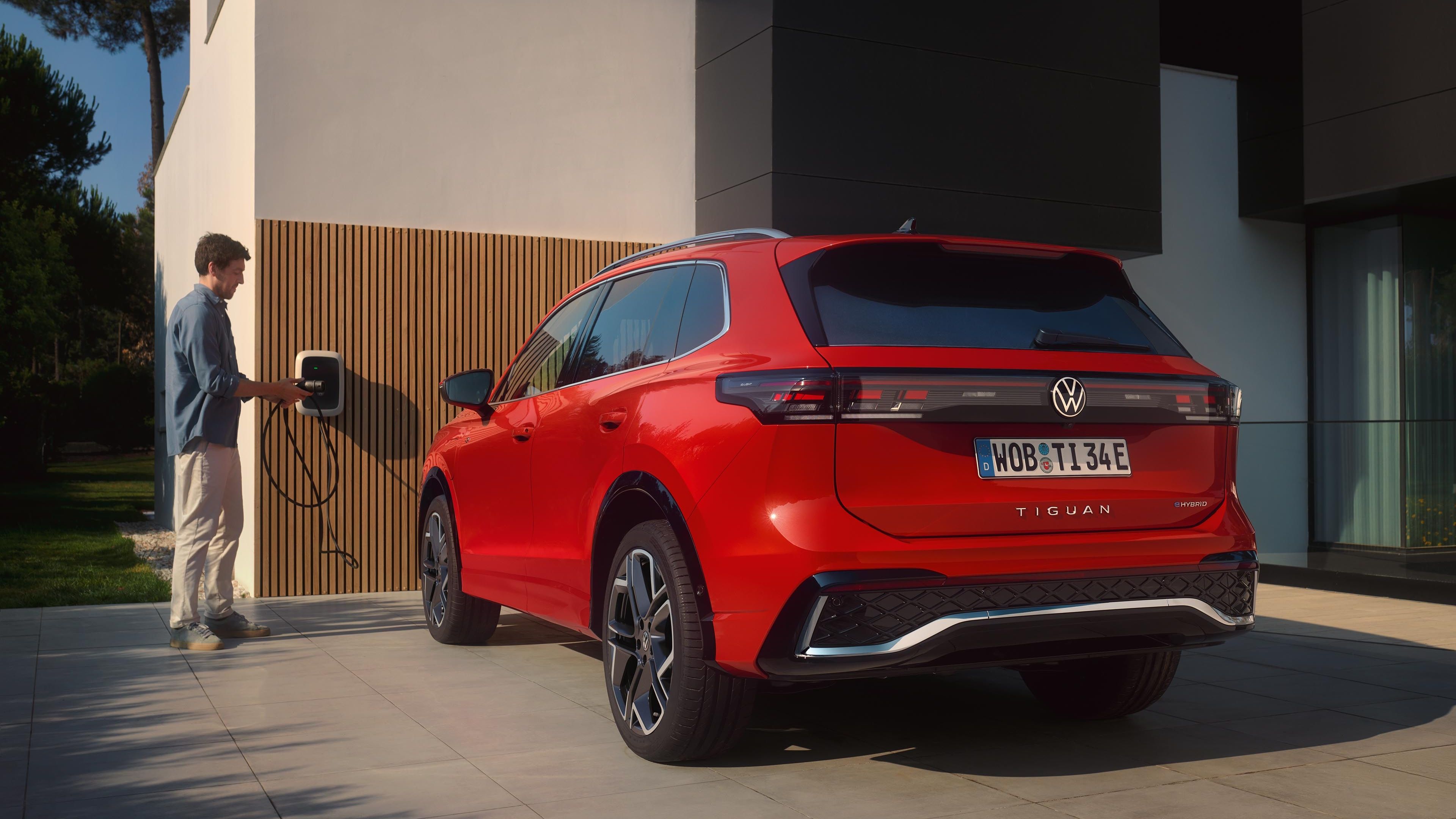 Červený, zaparkovaný VW Tiguan.