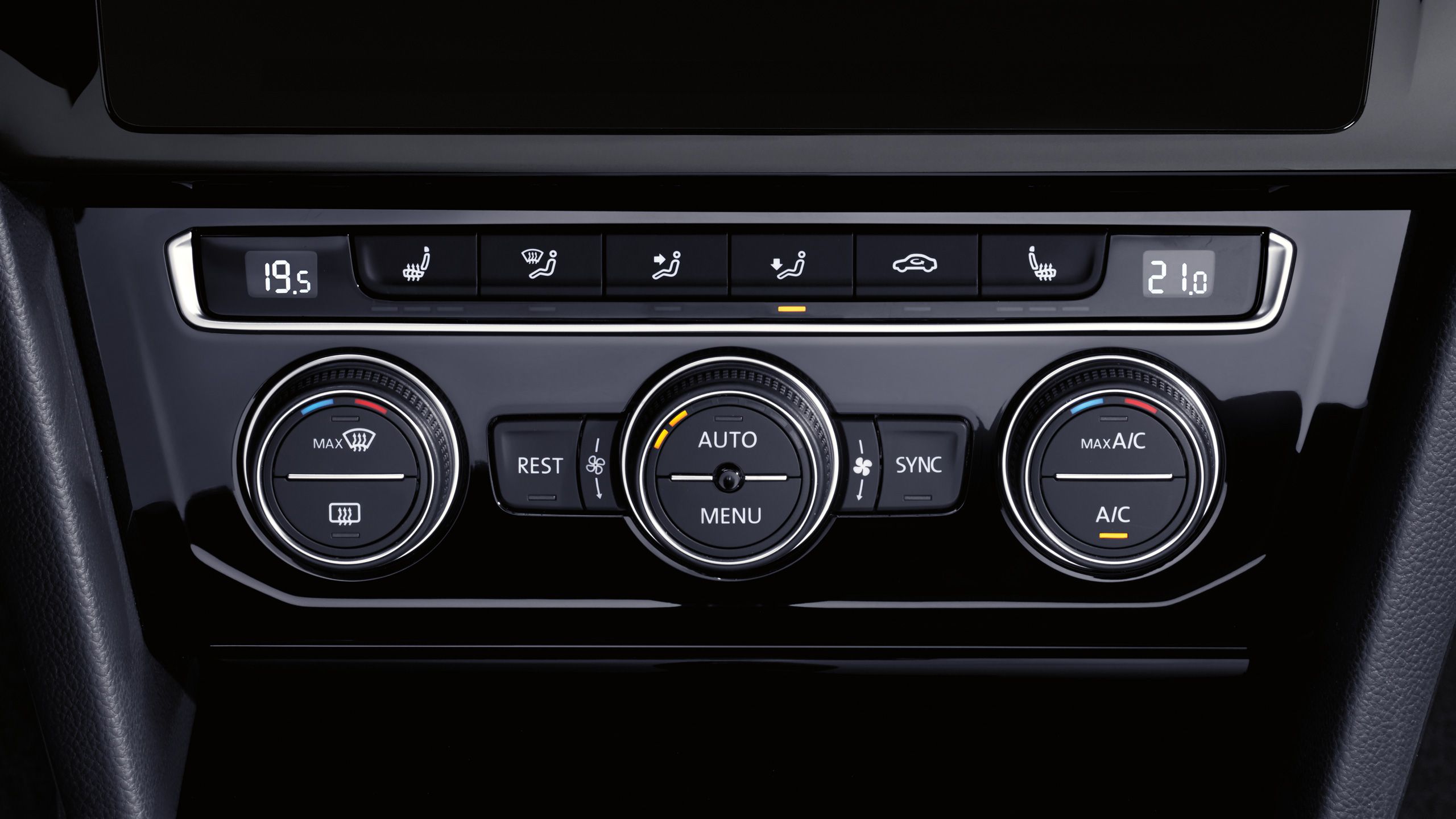 Ovládací panel klimatizácie v interiéri automobilu. Panel obsahuje tlačidlá na reguláciu teploty, intenzity ventilácie a ďalšie funkcie klimatizácie.