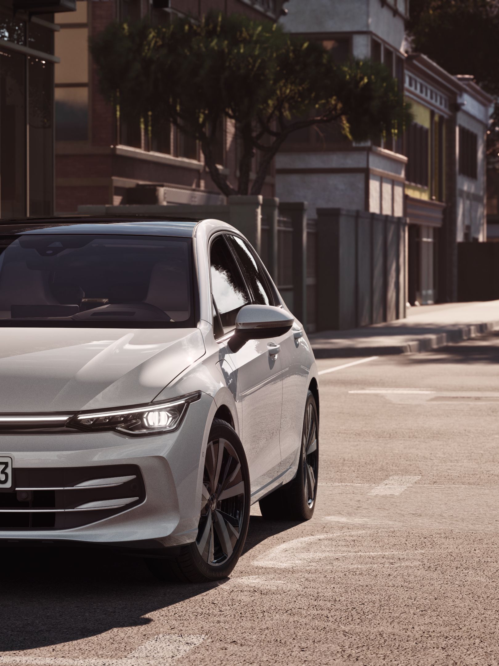 Na ceste pri chodníku pred reštauráciou v meste parkuje biely VW Golf. 