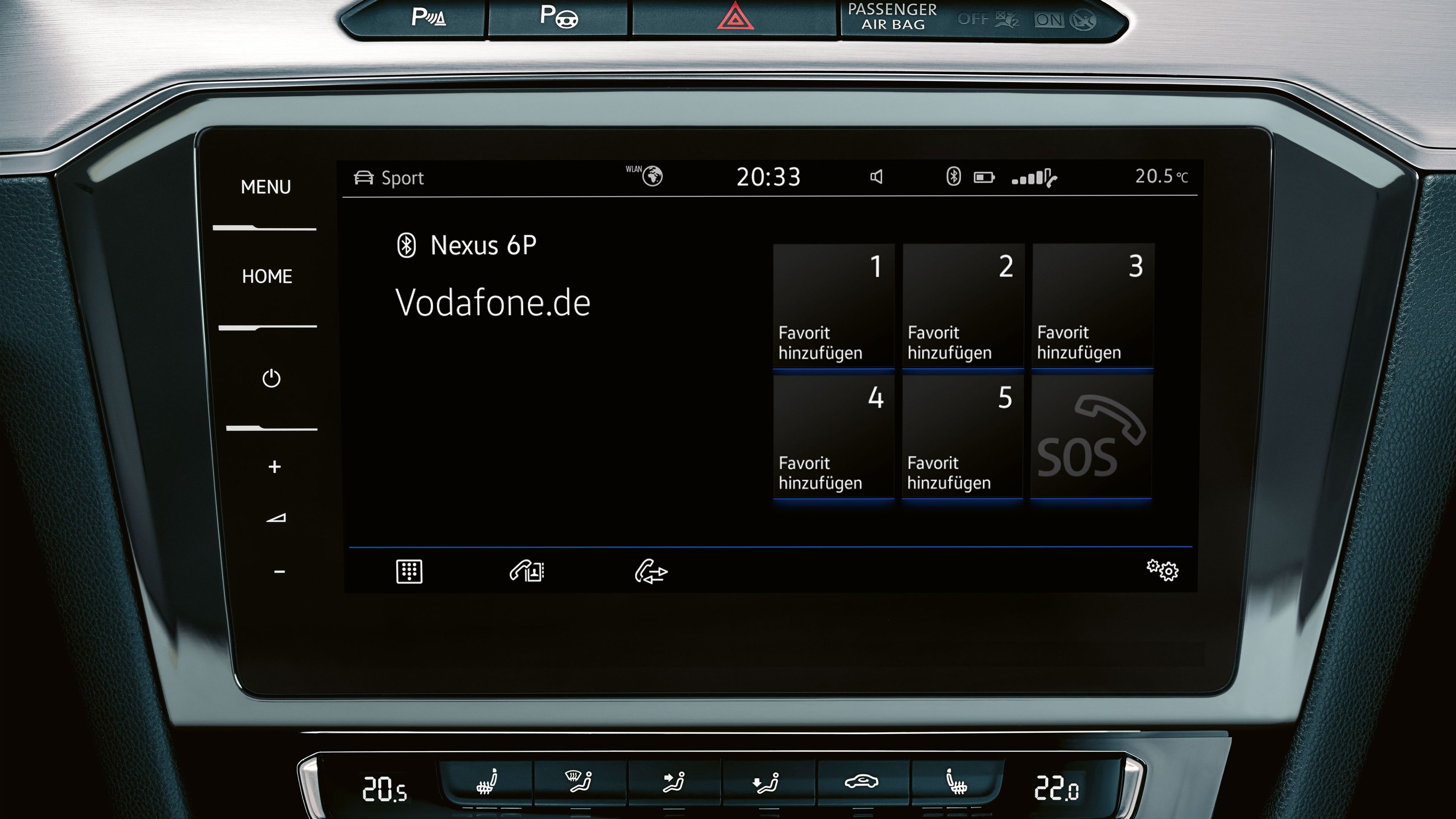 Displej systému infotainment zobrazuje displej spárovaného telefónu. Na displeji je menu, ikona home a menu s uloženými kontaktmi. Pod displejom sa nachádzajú ovládacie prvky klimatizácie.