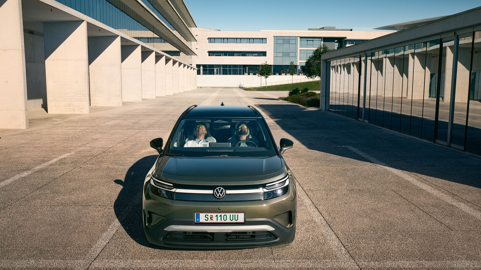 Dvaja muži sedia opretí a so zatvorenými očami na predných sedadlách VW ID. Cross majú na očiach plátky uhorky.