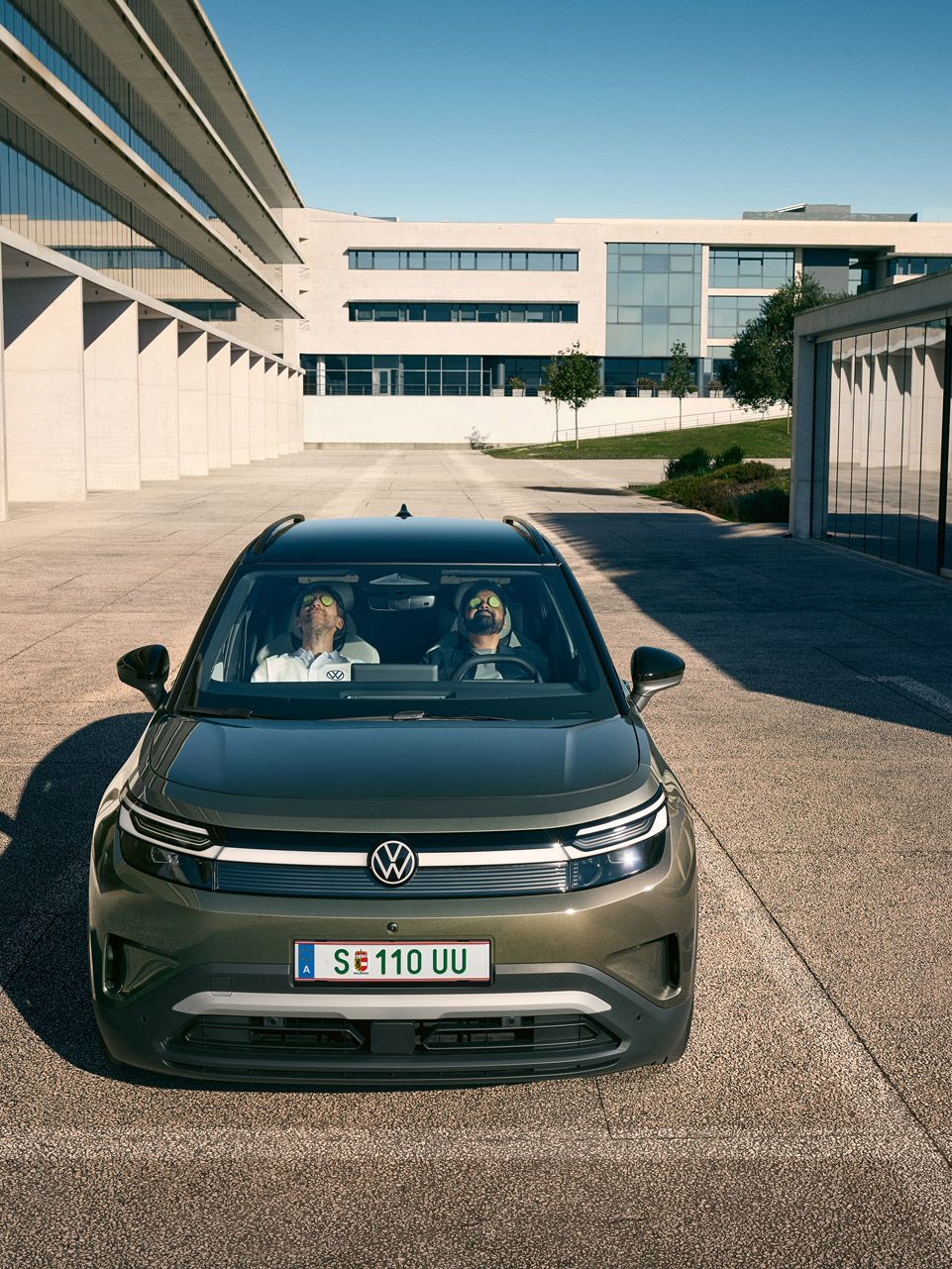 Dvaja muži sedia opretí a so zatvorenými očami na predných sedadlách VW ID. Cross majú na očiach plátky uhorky.