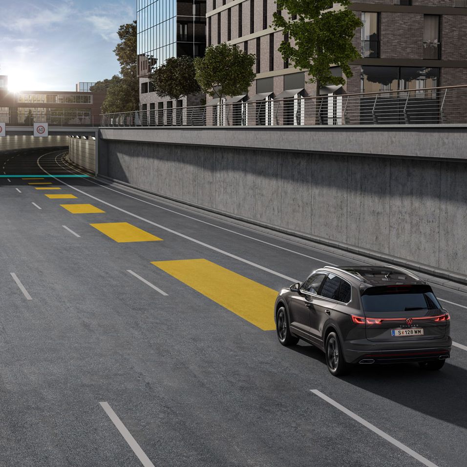 VW Volkswagen Touareg v grafickom zobrazení, ktoré vysvetľuje fungovanie ACC a Front Assist.