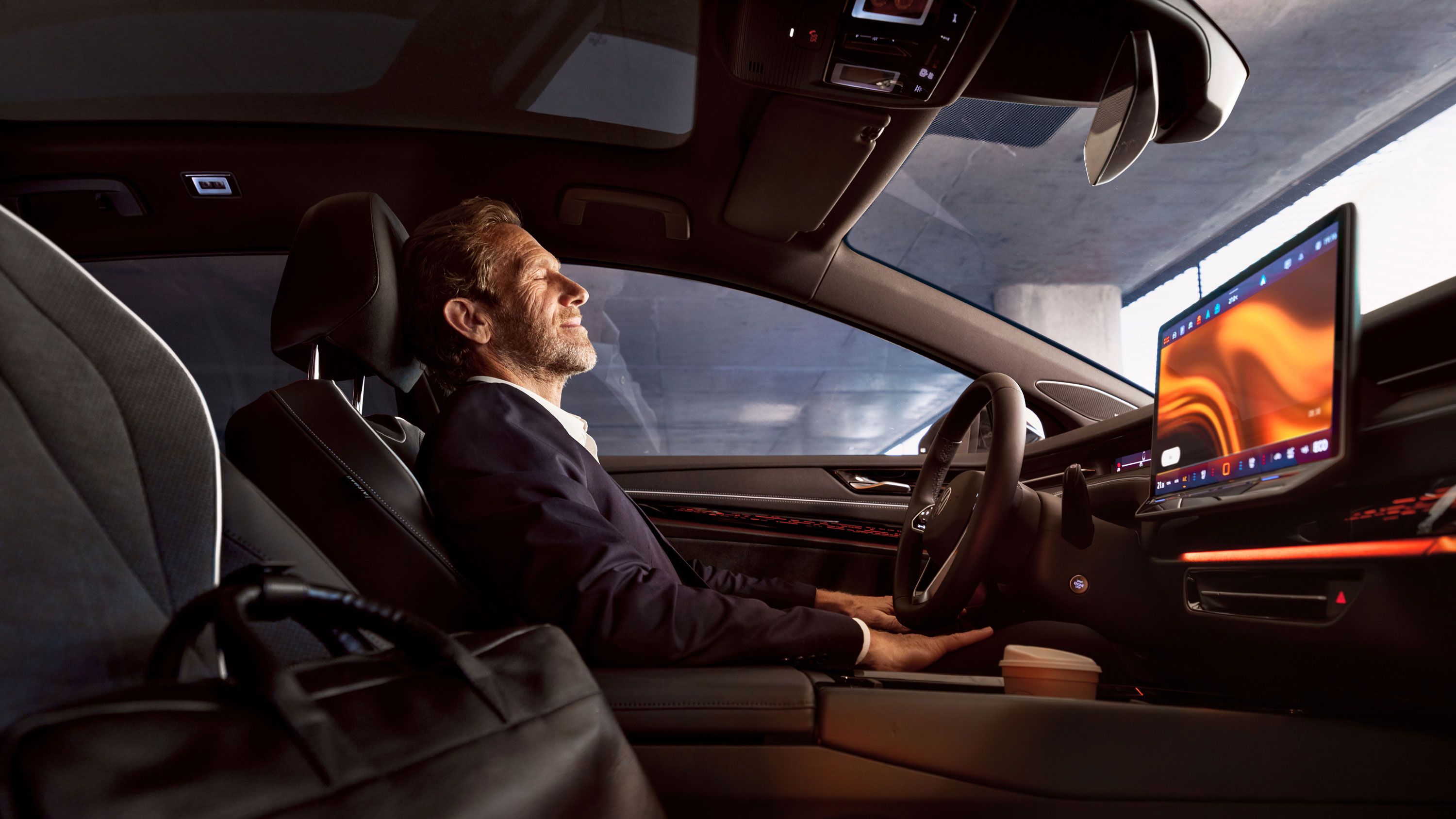 Muž oddychuje vo svojom zaparkovanom VW ID.7.