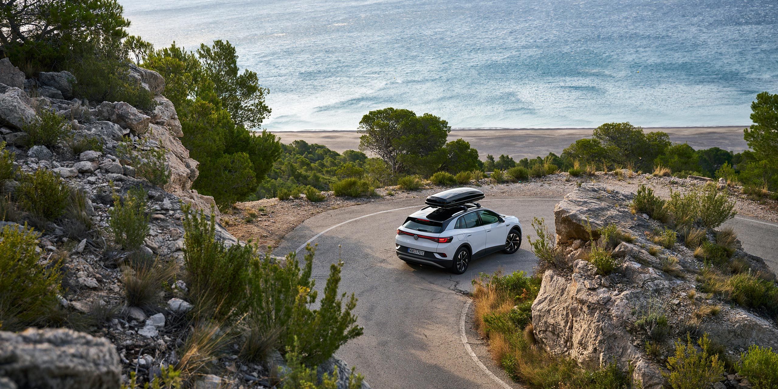 Volkswagen ID.4 s strešným boxom Volkswagen príslušenstvo prechádza zákrutou