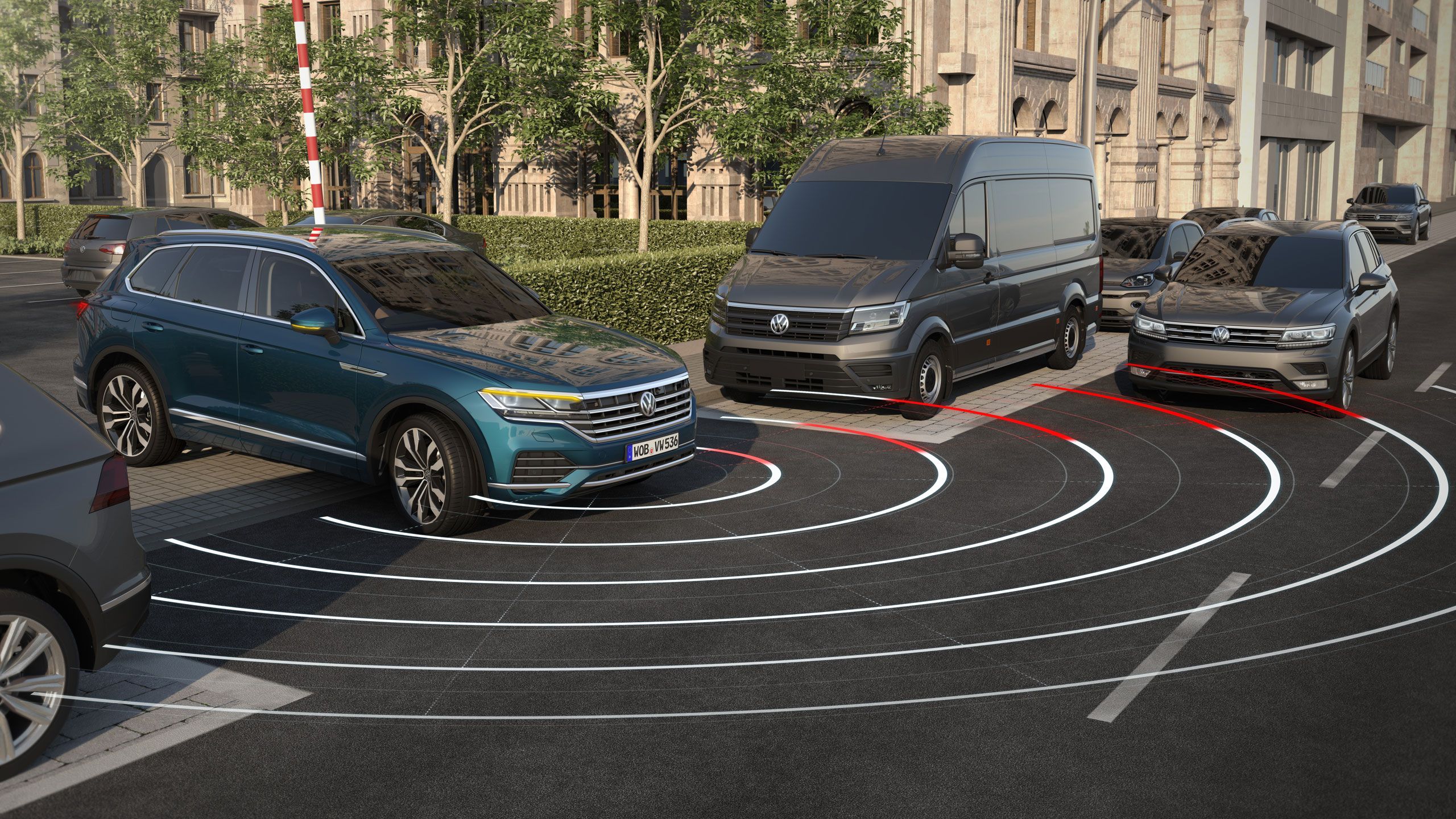 Automobil so systémom asistencie pri prejazde križovatky vychádza na cestu cez priestor medzi dvomi vozidlami. Systém znázorňuje radarové vlny okolo vychádzajúceho vozidla, ktoré indikujú priestorové snímače. V pozadí sú stromy a historické budovy v meste.