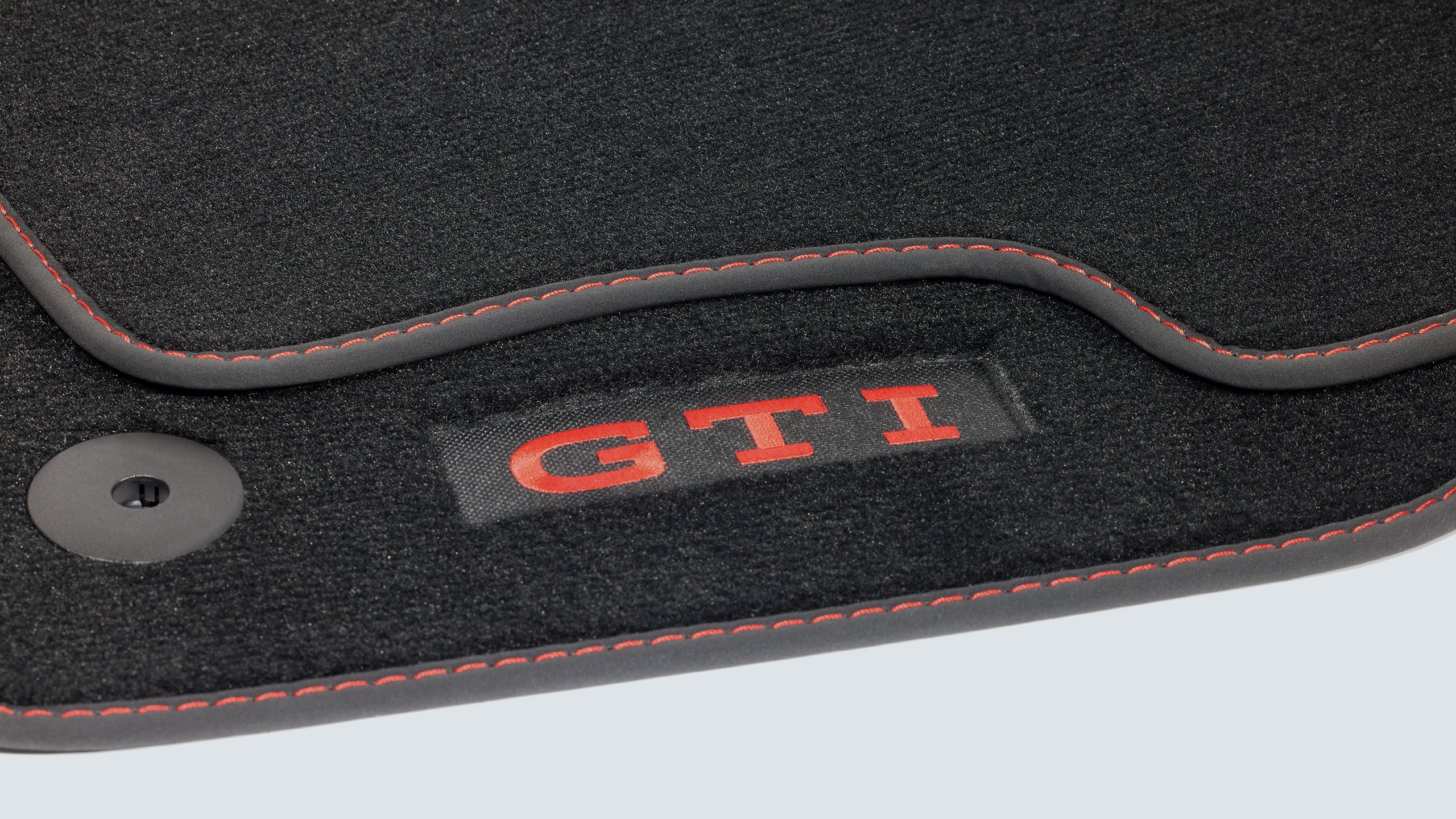Detailný pohľad na kobercové rohože s logom GTI pre VW Golf 8