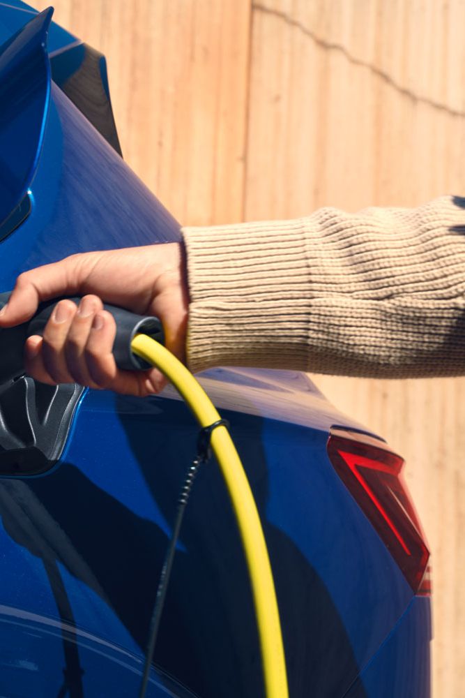 Pohľad na nabíjací konektor VW Touareg R eHybrid počas nabíjania