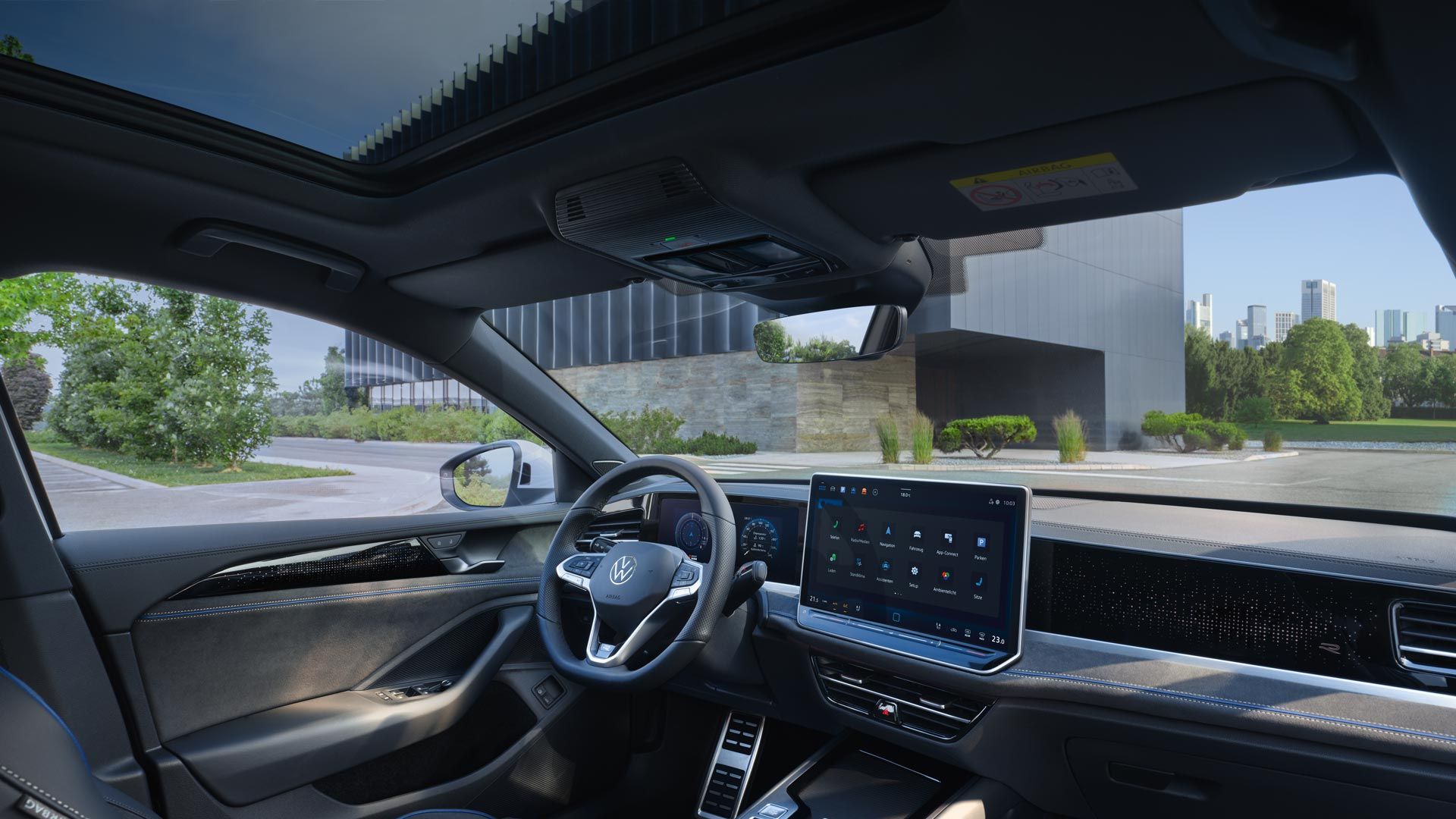 Pohľad do interiéru VW Passat s výhľadom na voliteľné sedadlá ergoActive, digitálny prístrojový panel. palubnú dosku, displej systému infotainment  a stredovú konzolu.