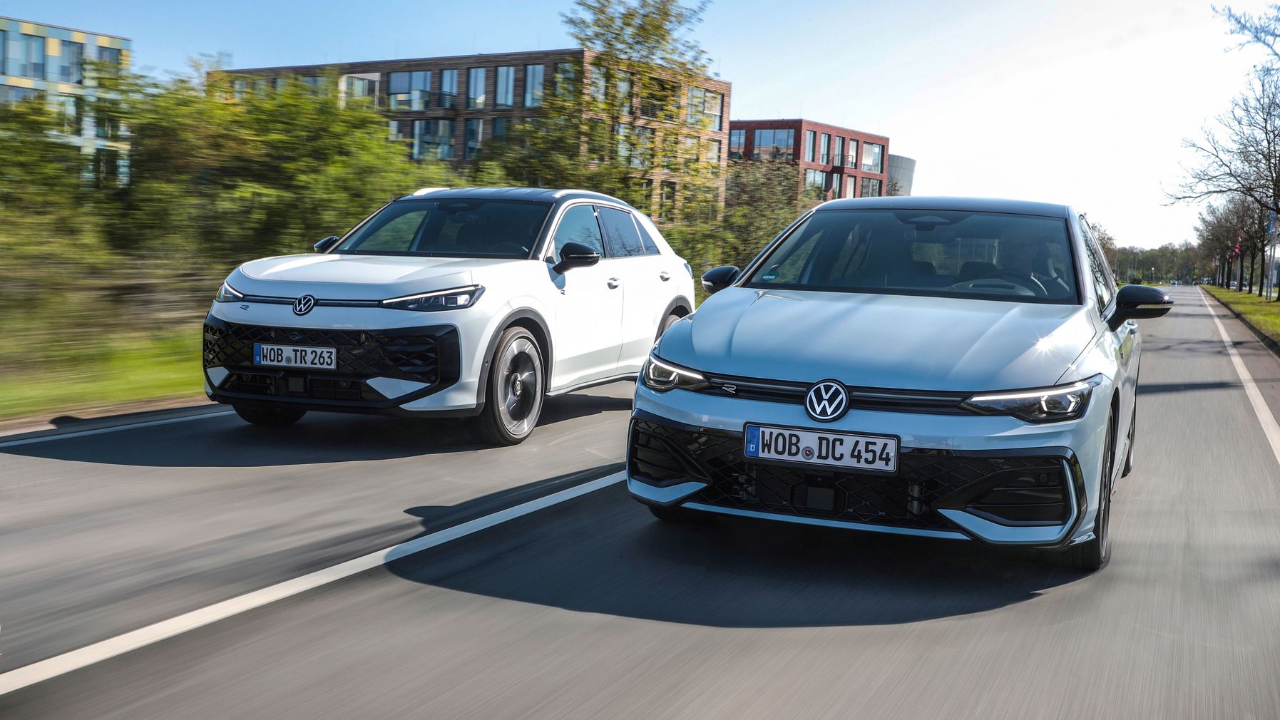 Volkswagen Golf Hybrid a T-Roc Hybrid vedľa seba počas jazdy na ceste.