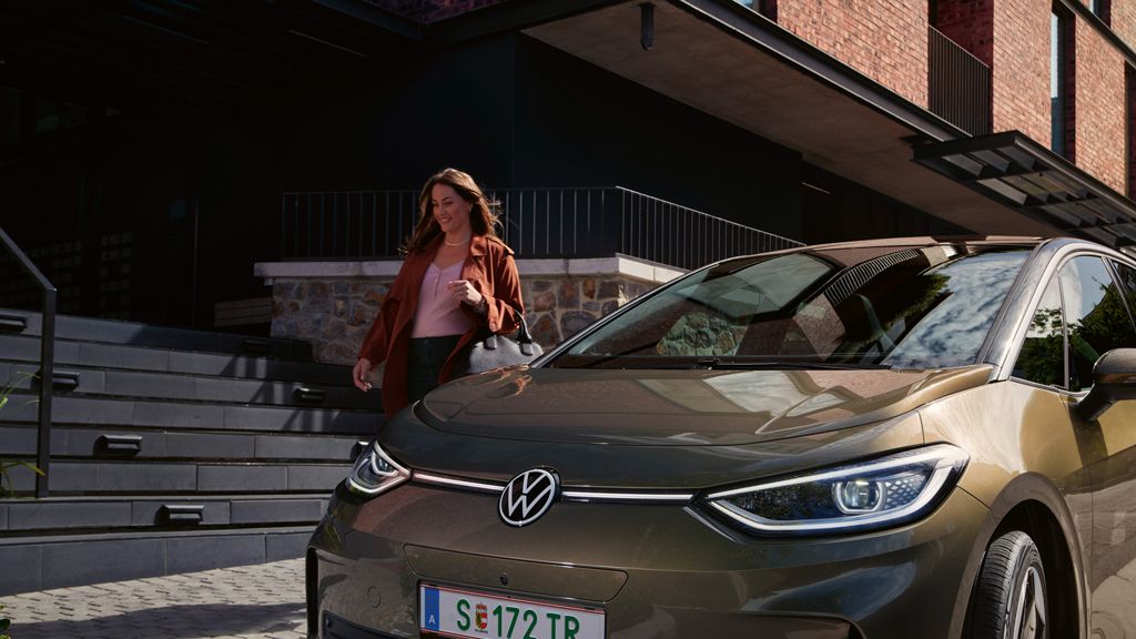 VW ID.3 GO zaparrkovaný na okraji cesty