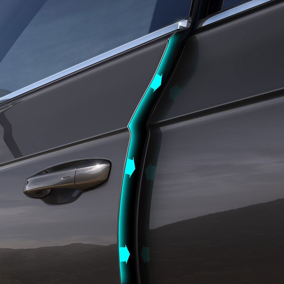 Automobil s jemne otvorenými dverami, na ktorých je znázornené elektrické pritiahnutie dverí. Na pozadí sú hory a mierne zatiahnutá obloha.