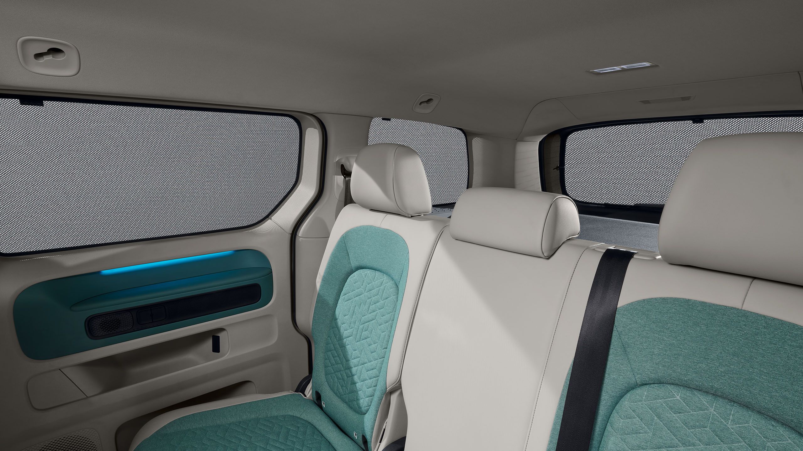 Pohľad na VW ID.Buzz, slnečná clona z príslušenstva VW v centre pozornosti