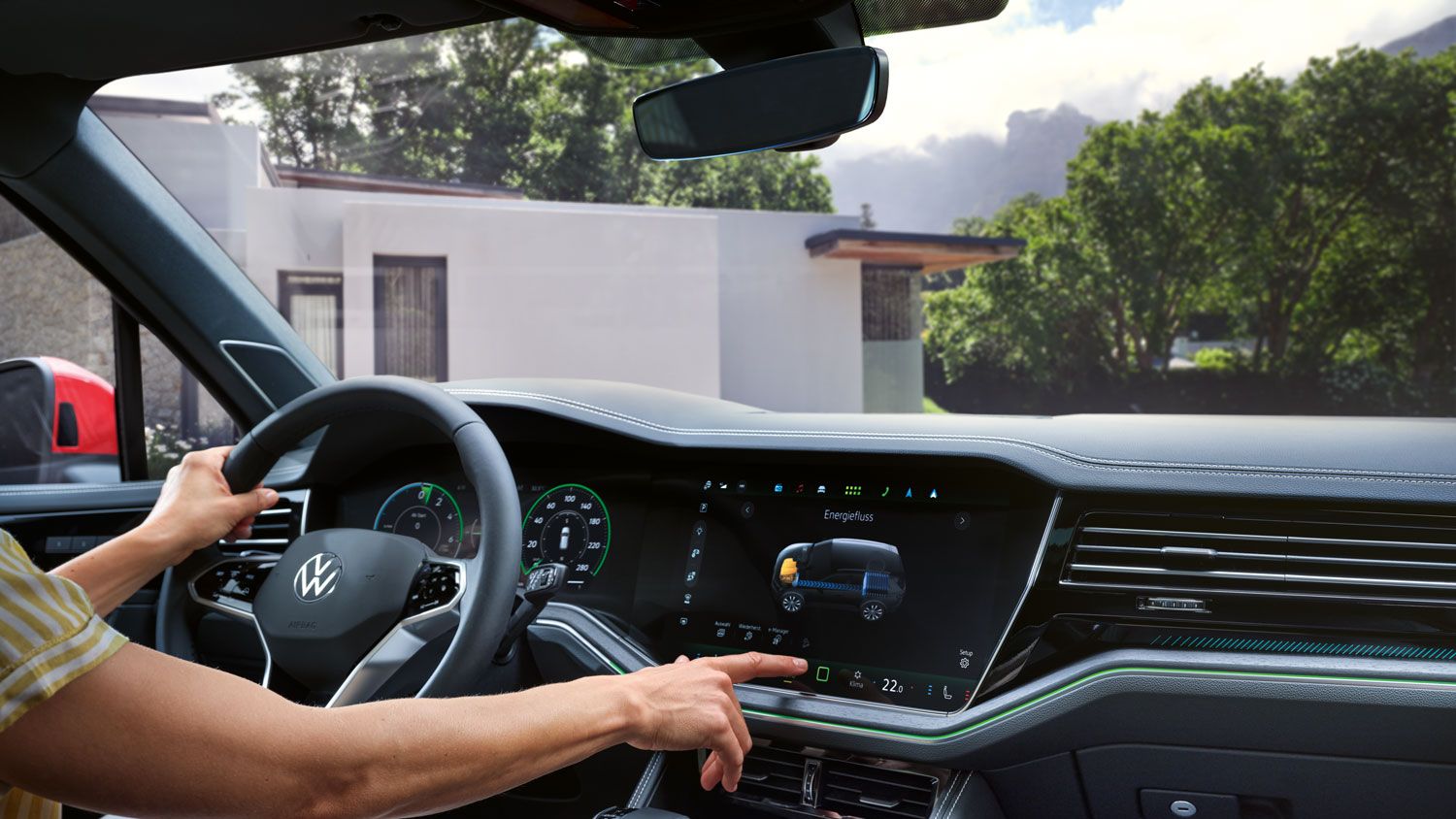 Pohľad na kokpit Innovision vo VW Touareg Elegance eHybrid.