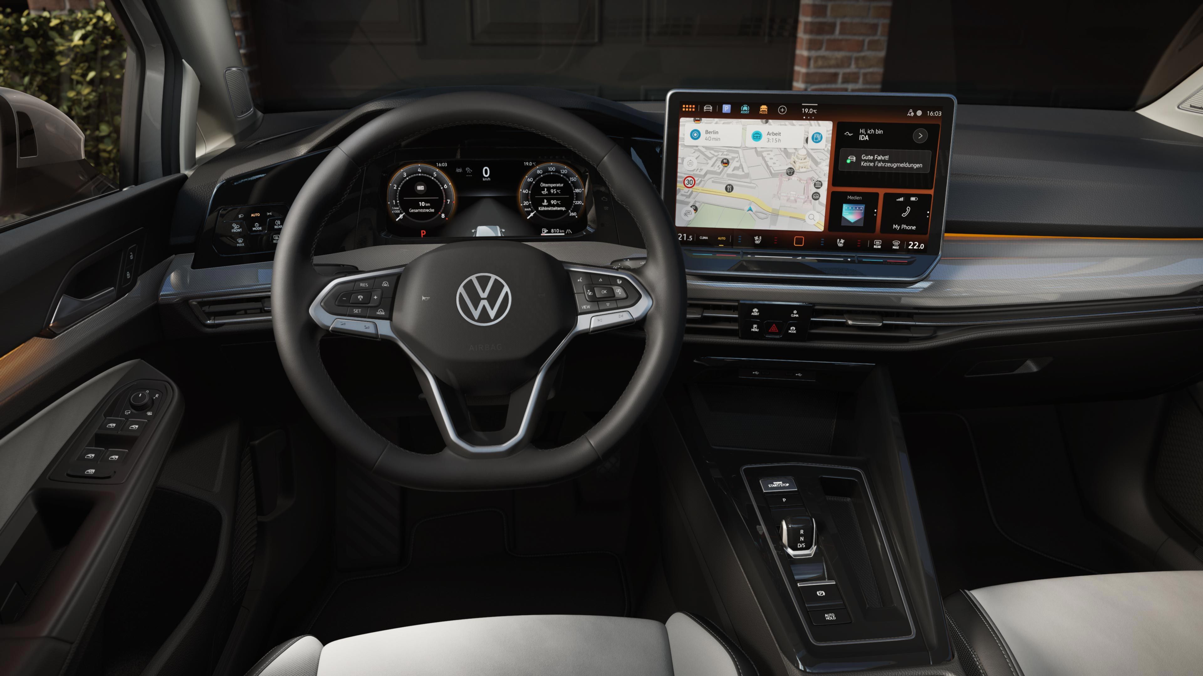 Pohľad do interiéru VW Golf z pohľadu vodiča. Detail na digitálny prístrojový panel. 