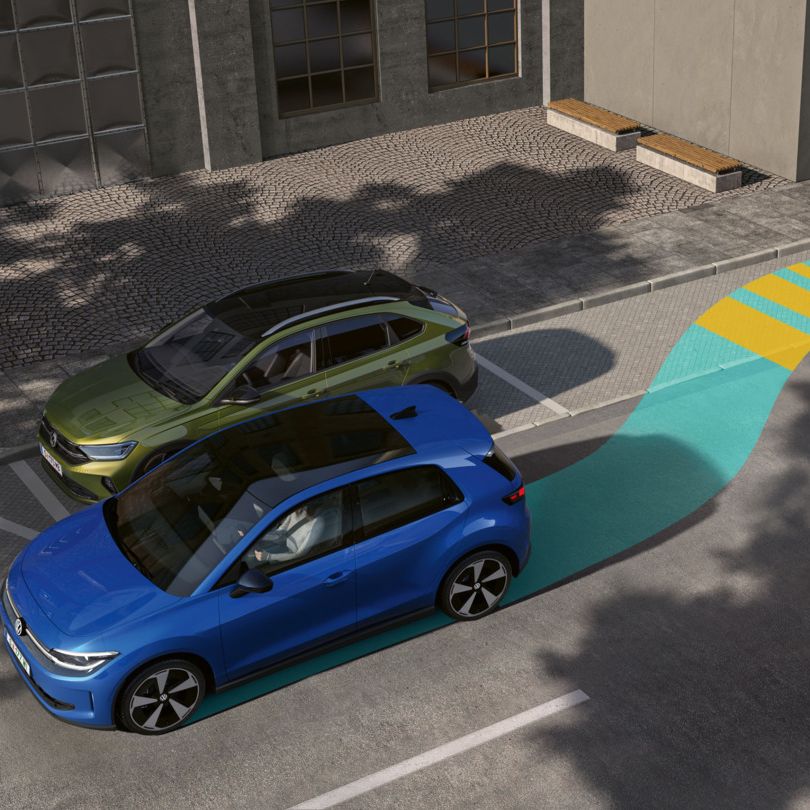 Na obrázku je vozidlo VW ID. Polo, ktoré pomocou systému Park Assist Plus cúva na bočné parkovacie miesto.