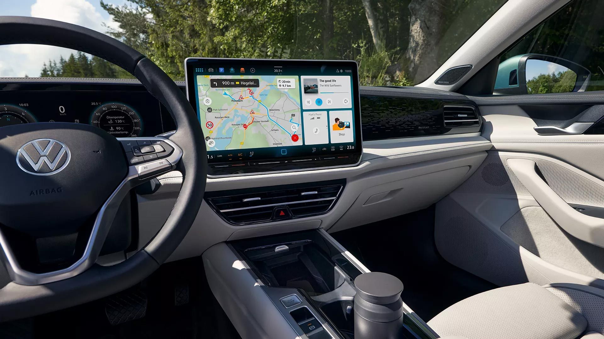 Pohľad do interiéru na infotainment systém VW Passat.