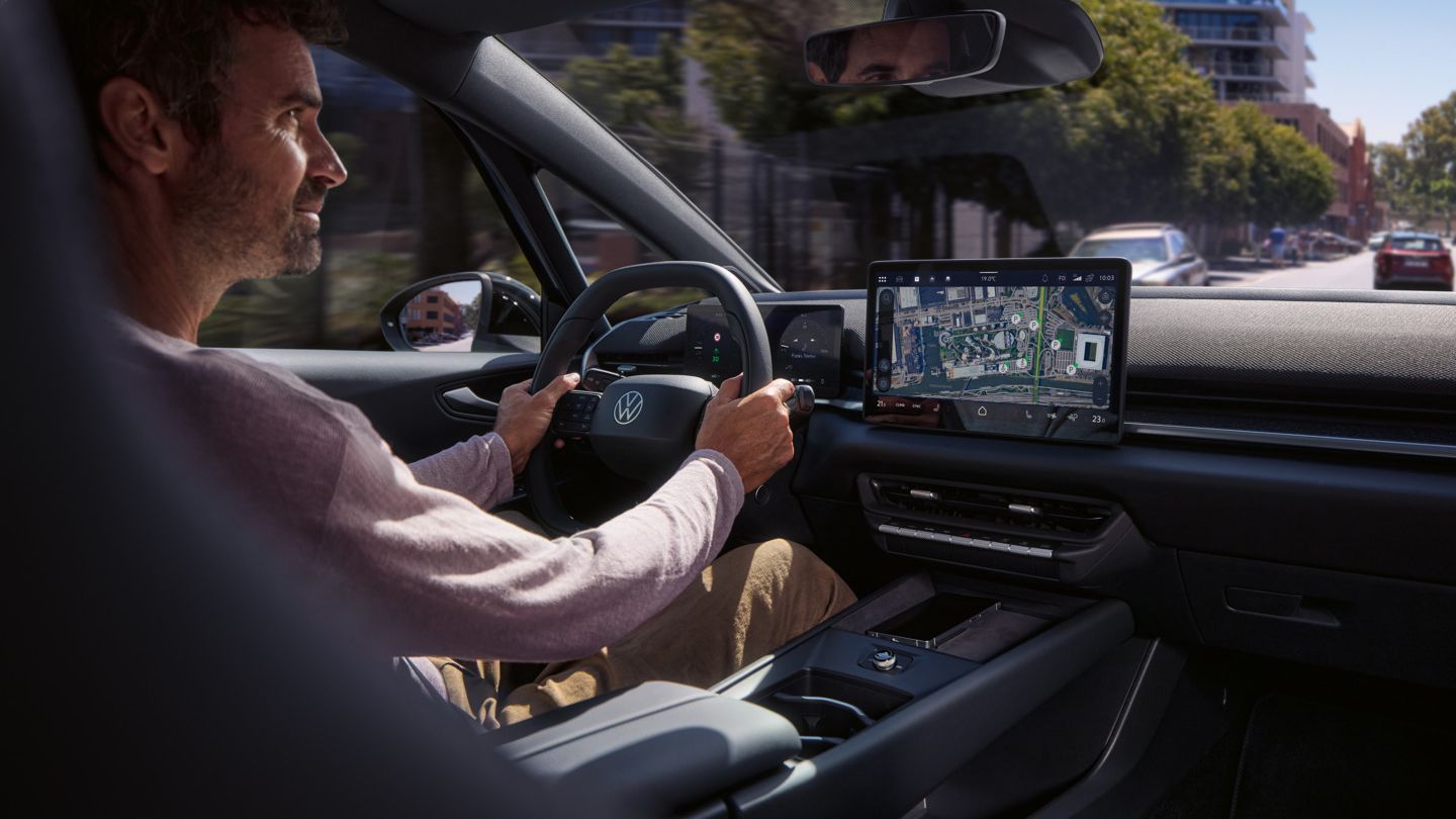 Muž šoféruje VW ID.3 Neo a riadi sa online navigáciou na stredovom displeji