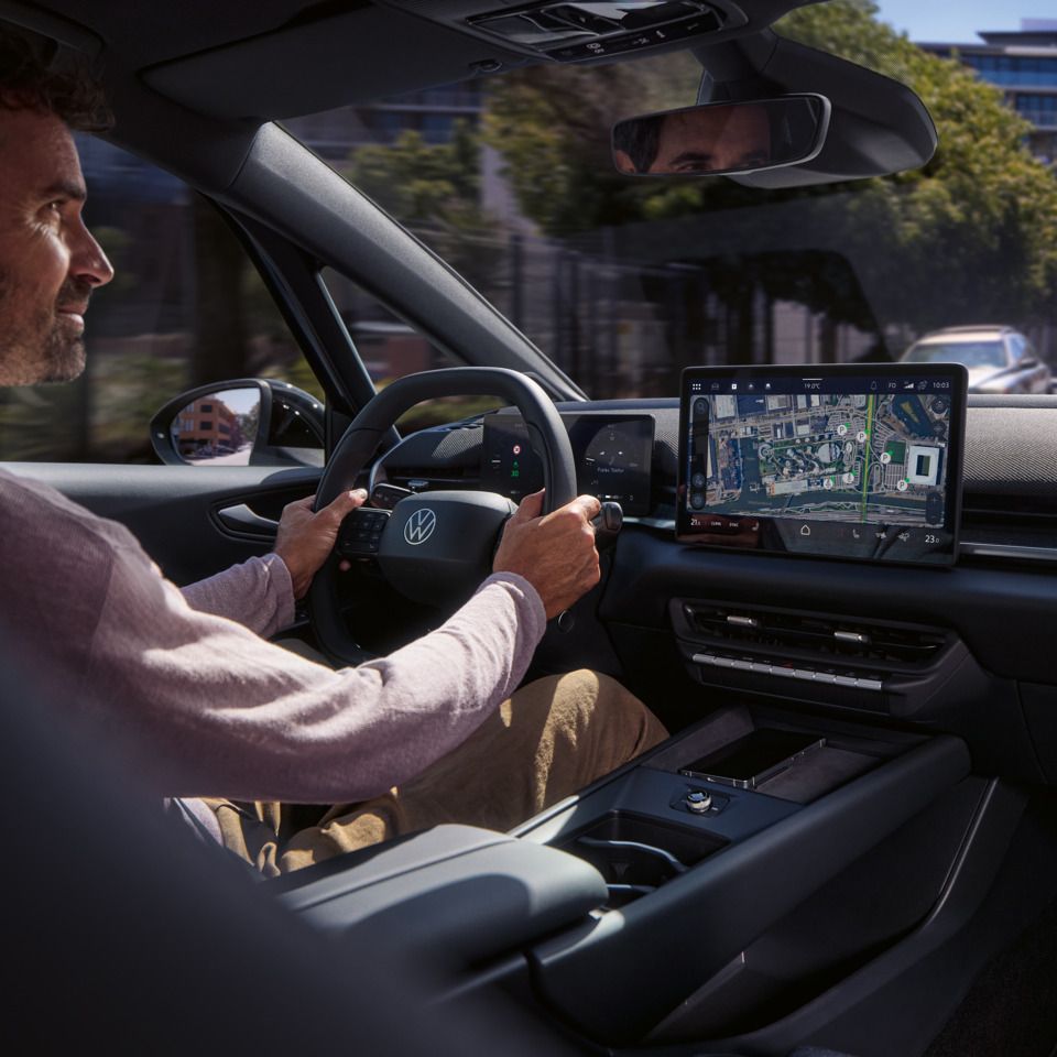 Muž šoféruje VW ID.3 Neo a riadi sa online navigáciou na stredovom displeji