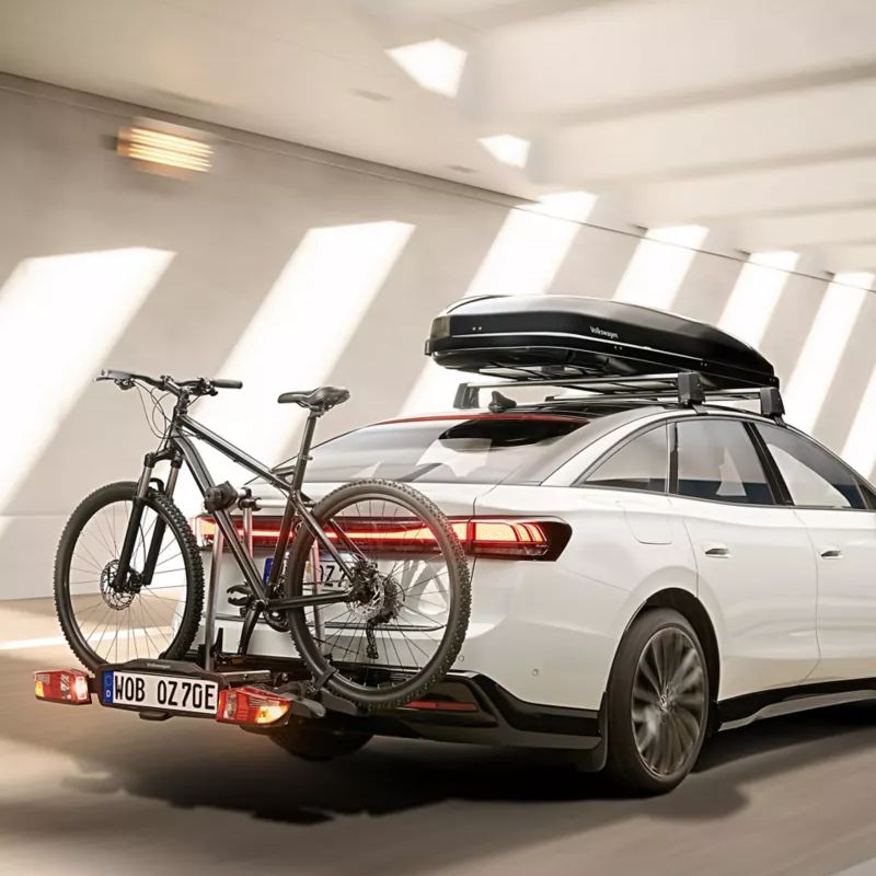 VW ID.7 vybavený nosičom bicyklov a strešným boxom od VW Accessories