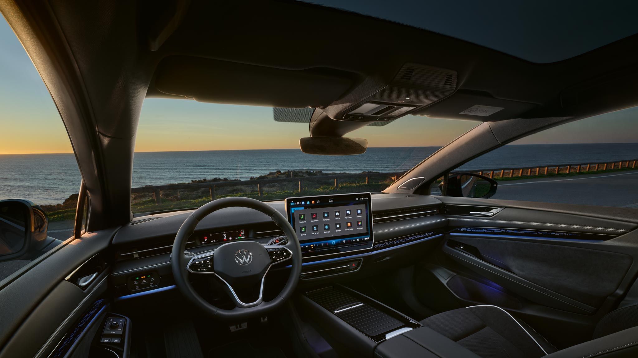 Mann lenkt VW ID.7, man sieht das AR Head-up-Display in der Windschutzscheibe