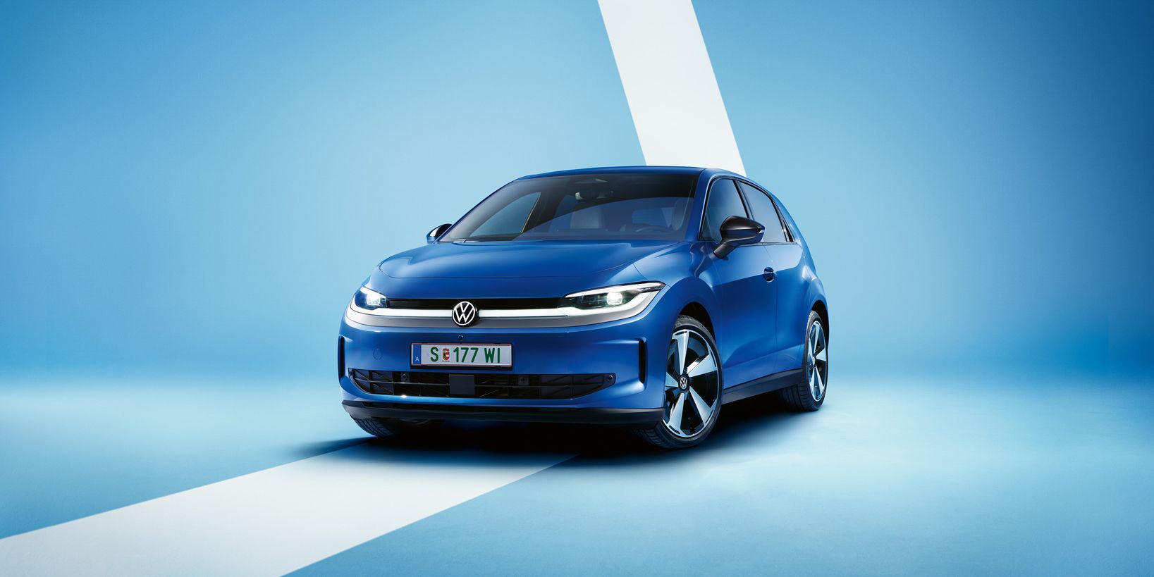 Modrý VW ID. Polo Style z predného bočného uhla na svetlomodrom pozadí.
