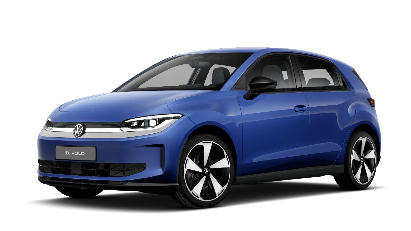 Modrý, moderný, malý automobil značky VW v šikmom pohľade spredu na bielom pozadí. Auto má subtílne LED svetlomety, kompaktný dizajn prednej časti a aerodynamické disky kolies. Na poznávacej značke je nápis „ID. POLO“, čo naznačuje, že ide o model s elektrickým pohonom.
