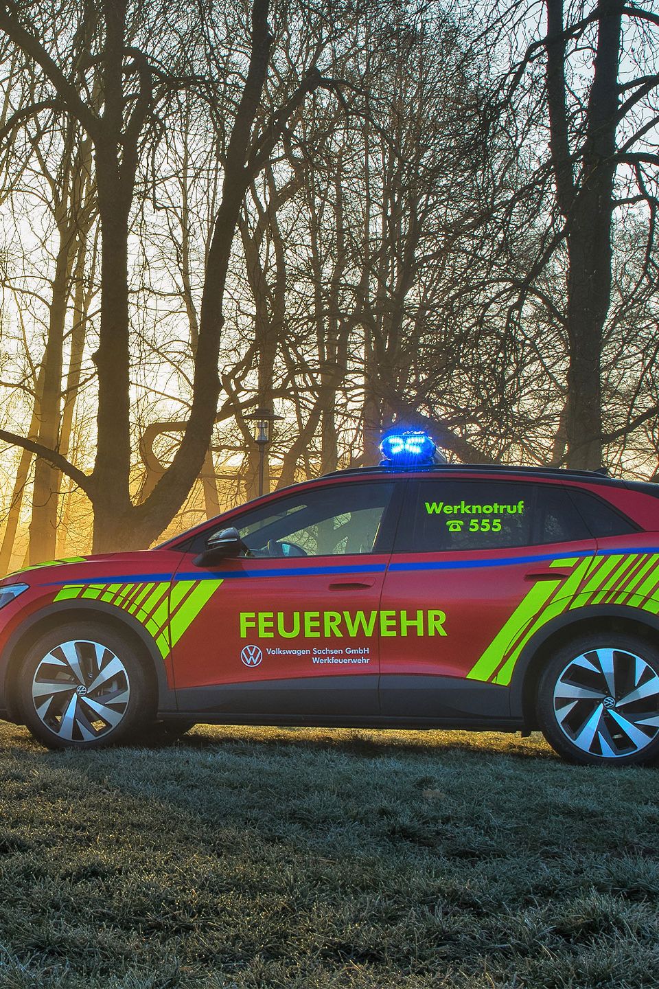 Hasičské auto VW ID. pred lesom