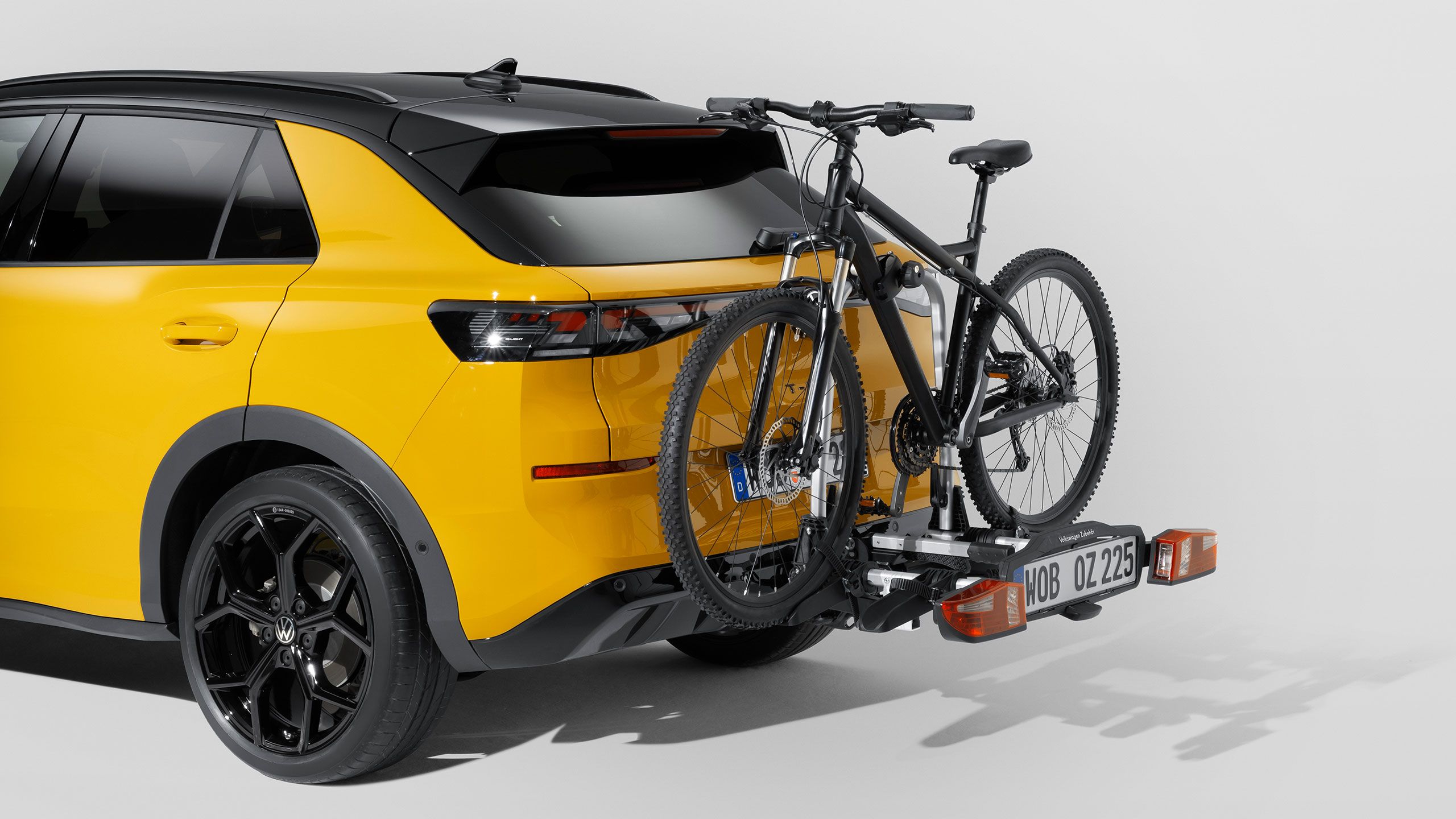 Bicykel namontovaný na nosiči bicyklov „Compact II“ pre ťažné zariadenie na novom modeli T-Roc