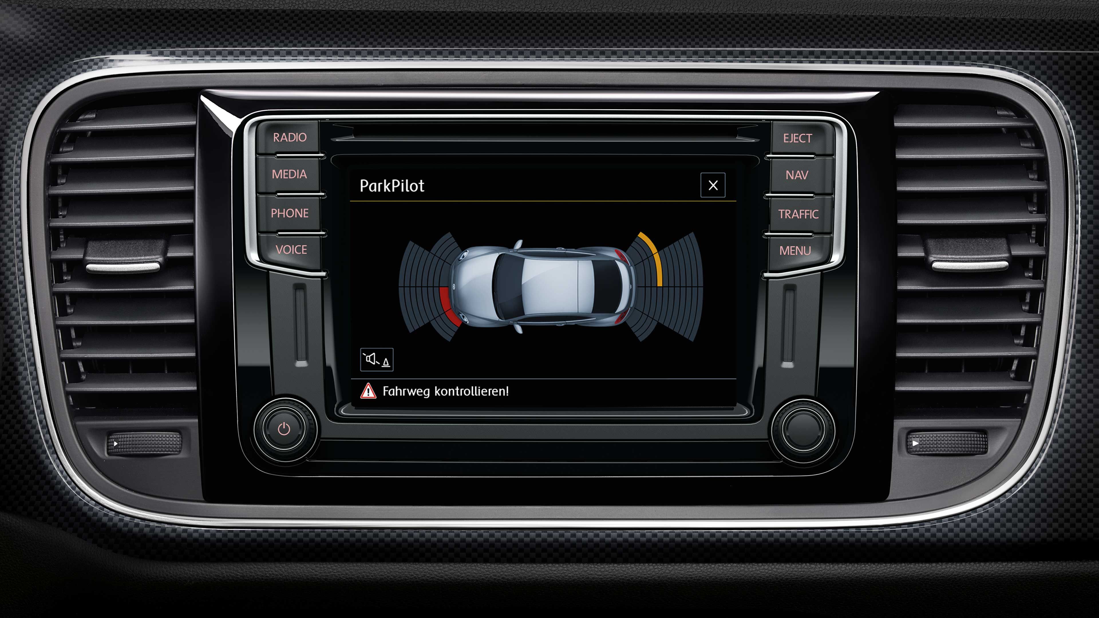 Dotykový displej automobilového systému infotainment zobrazujúci parkovacie senzory vozidla a jeho vzdialenosť od prekážok. Okolo displeja sa nachádzajú tlačidla na ovládanie funkcií..