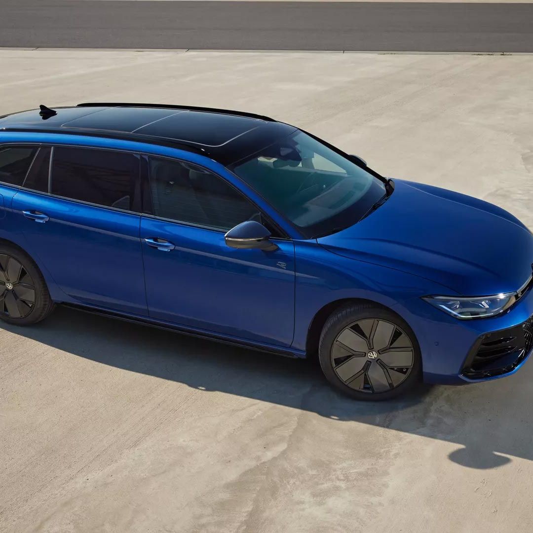 Modrý VW Passat zaparkovaný na parkovisku.