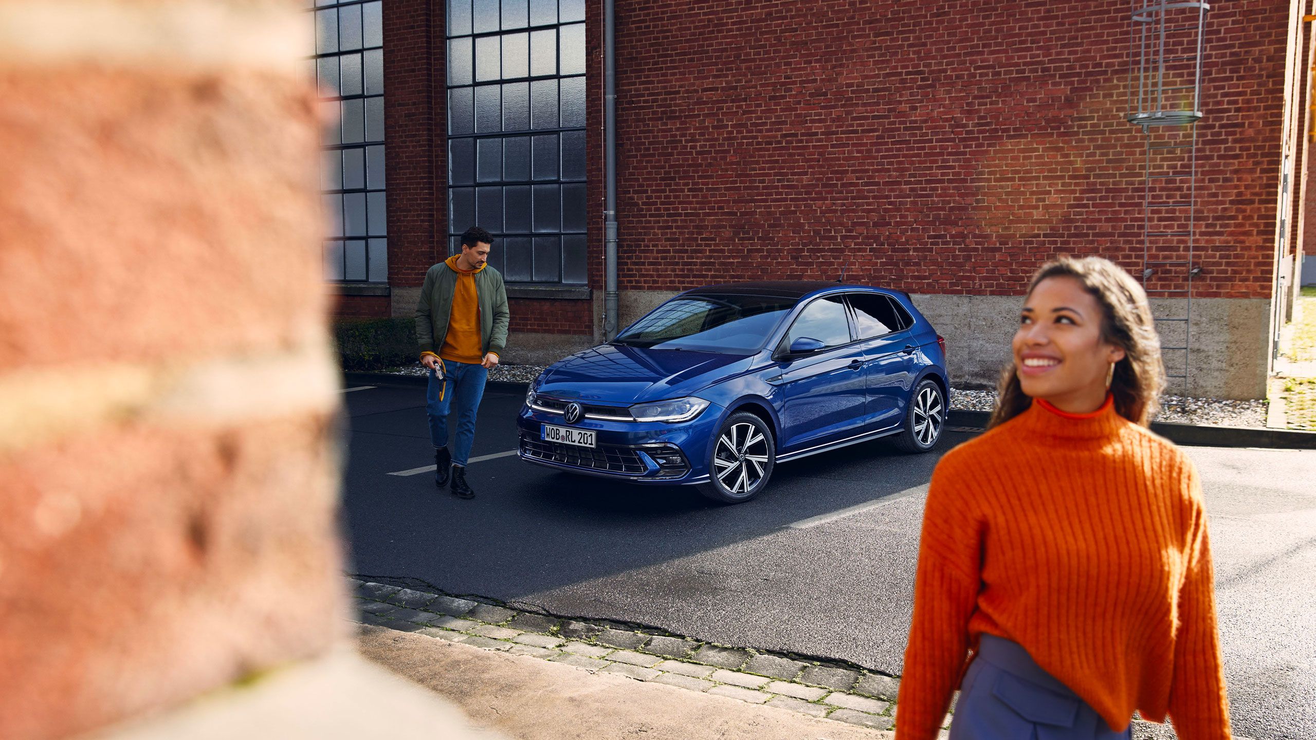 Žena a muž odchádzajú od zaparkovaného VW Polo