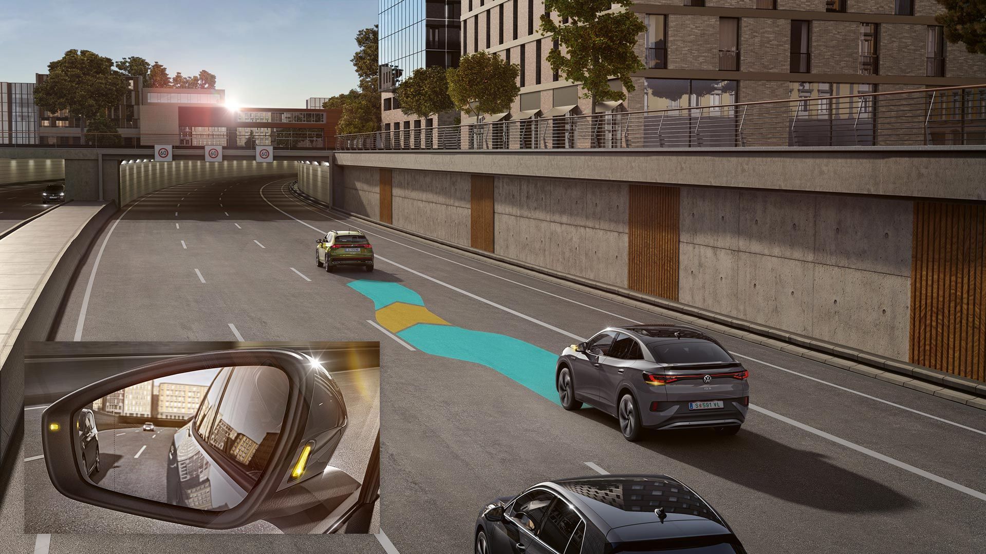 Tri moderné automobily idúce podiaľnici vedľa budov. Jeden z automobilov využíva systém Side Assist, ktorý je znázornený na vozovke farebnou čiarou. Vložený obrázok vľavo ukazuje detail spätného zrkadla s výstražným zanmením.