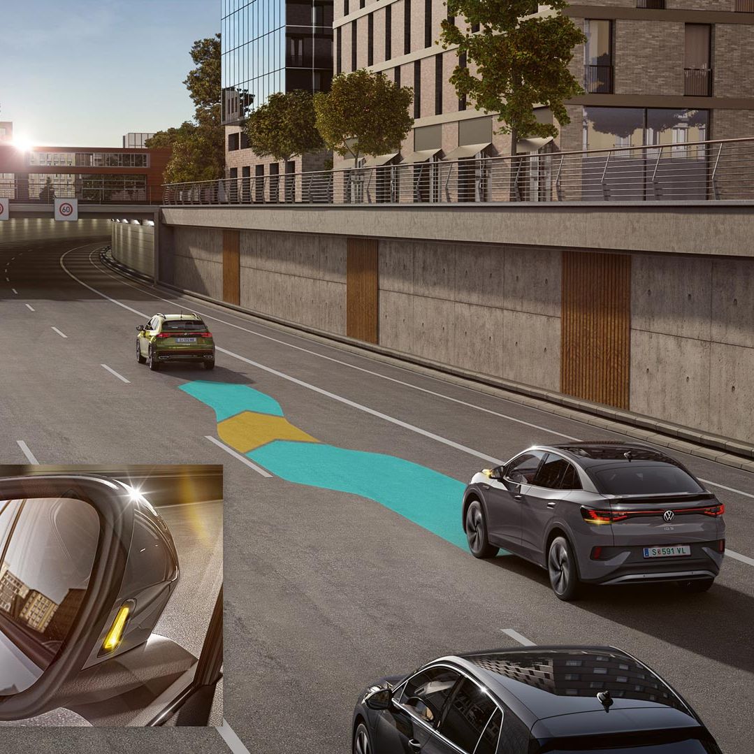Tri moderné automobily idúce podiaľnici vedľa budov. Jeden z automobilov využíva systém Side Assist, ktorý je znázornený na vozovke farebnou čiarou. Vložený obrázok vľavo ukazuje detail spätného zrkadla s výstražným zanmením.