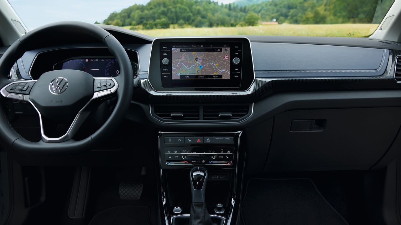 Detailný pohľad na miesto vodiča VW T-Cross za volantom.