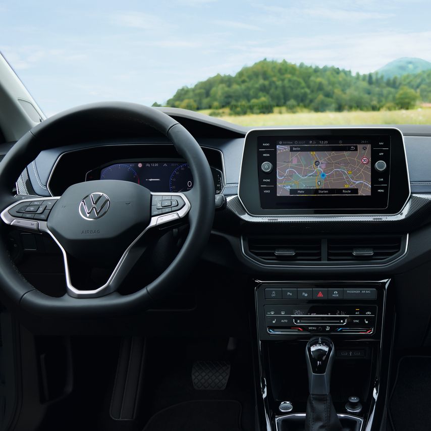 Detailný pohľad na miesto vodiča VW T-Cross za volantom.