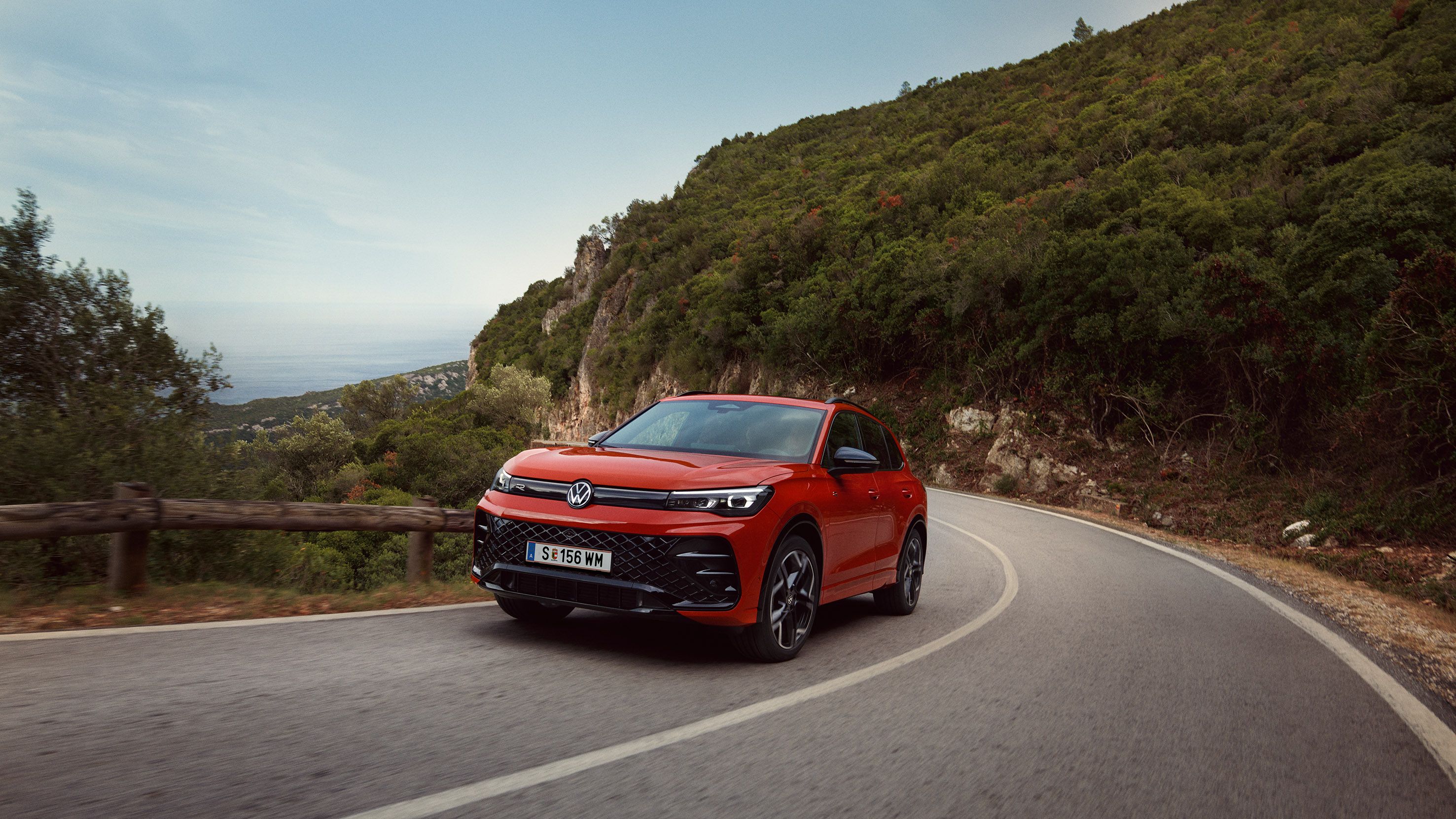 Červený VW Tiguan.