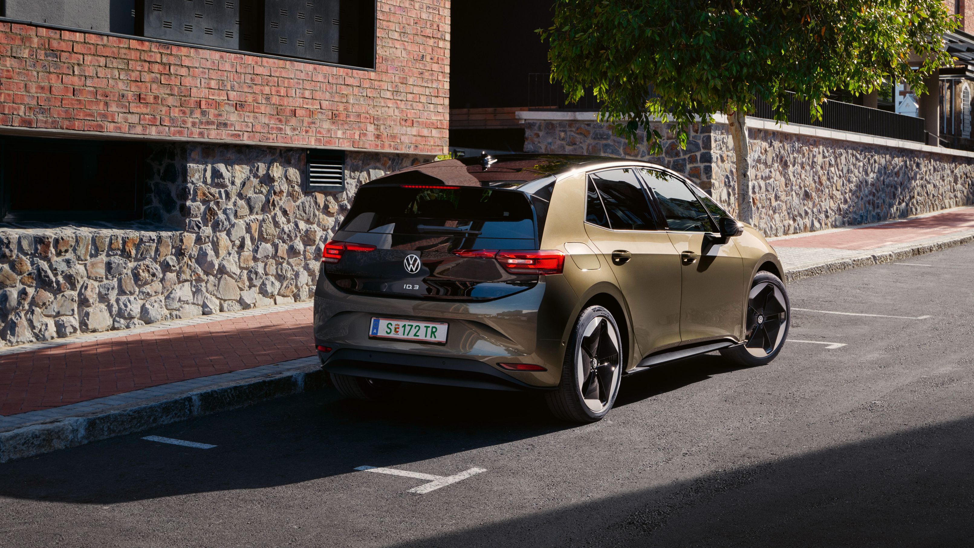 Ein VW ID.3 von hinten der in Stadt geparkt ist