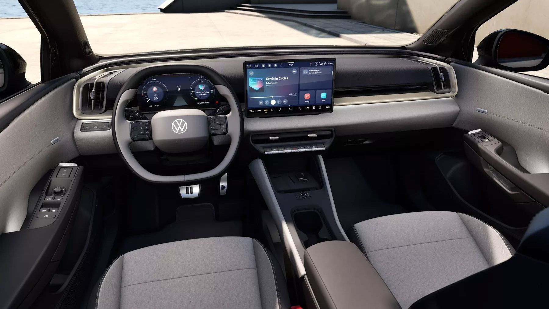 Interiér vozidla VW ID. Cross Style so svetlosivými sedadlami a minimalistickým prístrojovým panelom. Pred vodičom sa nachádza digitálny prístrojový panel a multifunkčný volant, uprostred je veľký dotykový displej s infotainmentovým systémom. Stredová konzola má štíhly dizajn, s minimom fyzických tlačidiel a veľkým množstvom voľného priestoru.