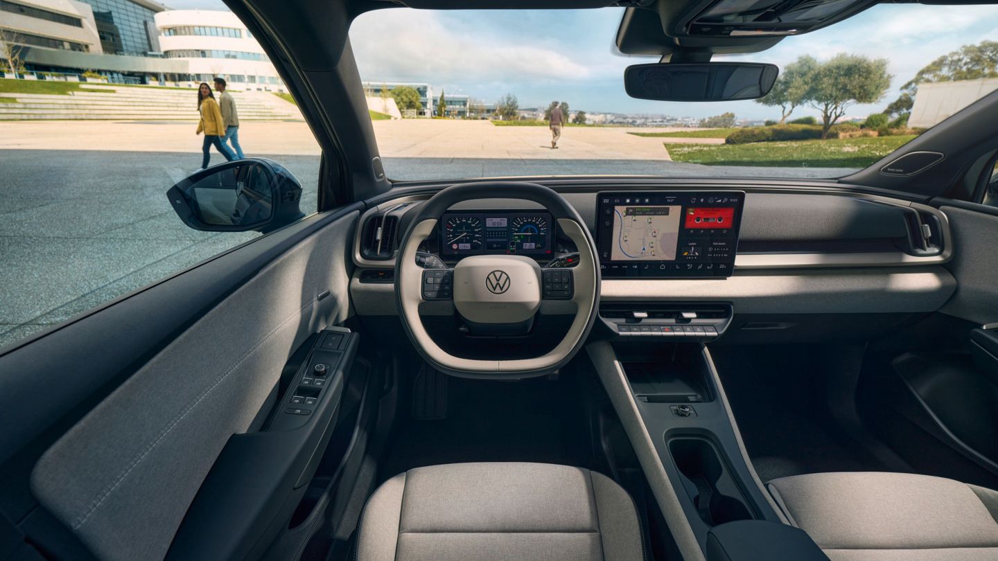 Miesto pre vodiča vo VW ID. Cross s multifunkčným volantom a systémom infotainment.