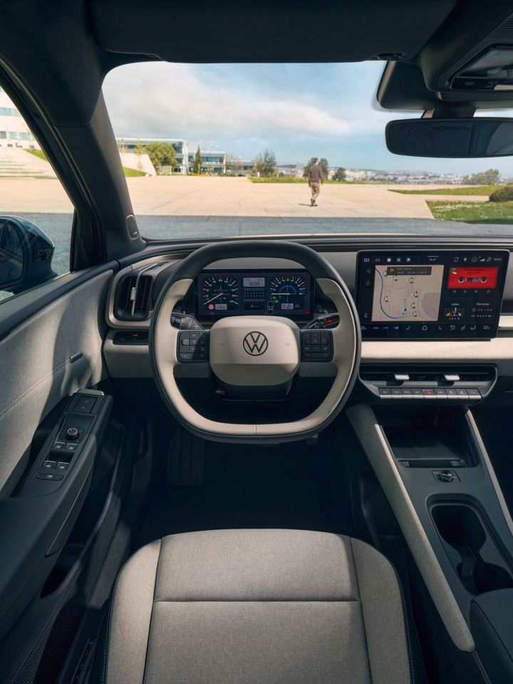 Miesto pre vodiča vo VW ID. Cross s multifunkčným volantom a systémom infotainment.