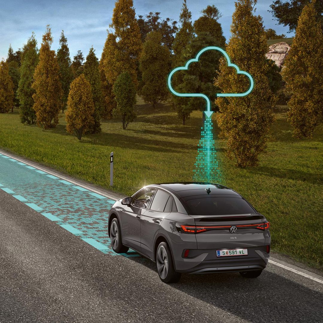 Dve vozidlá jazdia po ceste, ktorú lemuje zeleň a stromy. Grafika zobrazuje fungovanie systému Connected Travel Assist.